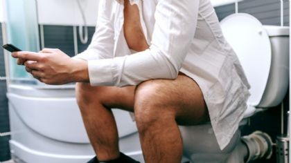 Especialistas alertan sobre los riesgos de pasar mucho tiempo en el baño