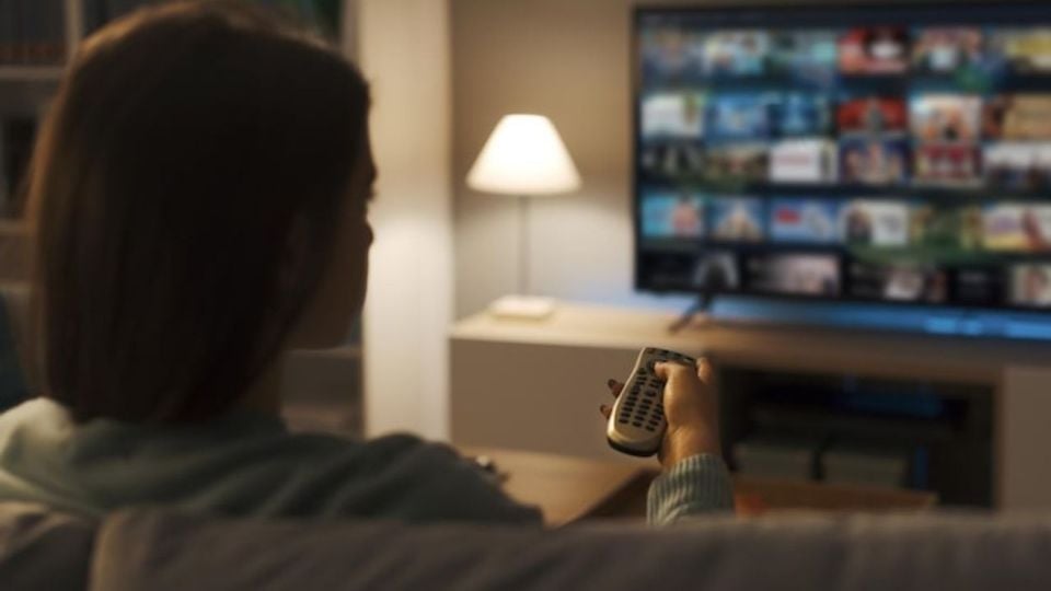 La psicología revela que actividades cotidianas como ver series responden a necesidades emocionales profundas.