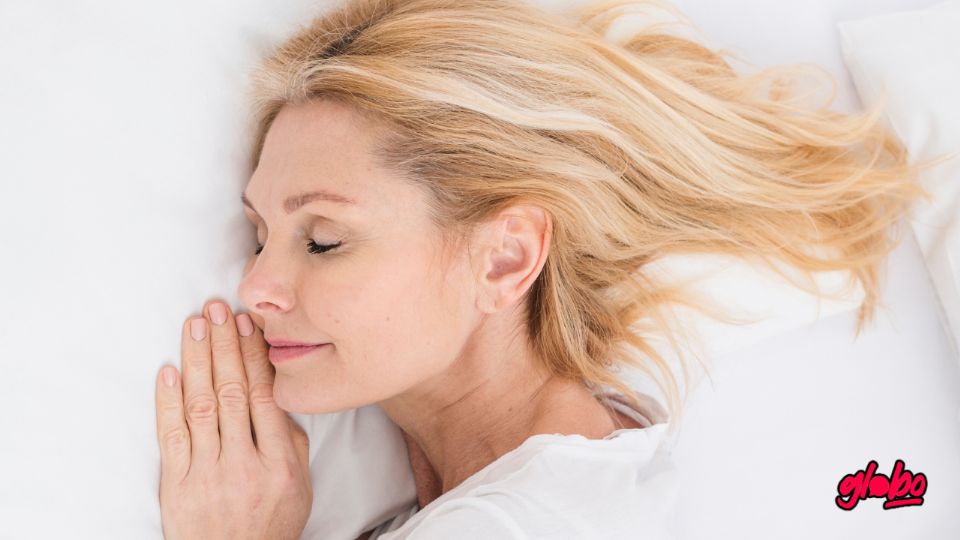 Dormir del lado izquierdo ayuda a mejorar tu bienestar y descanso de forma natural.
