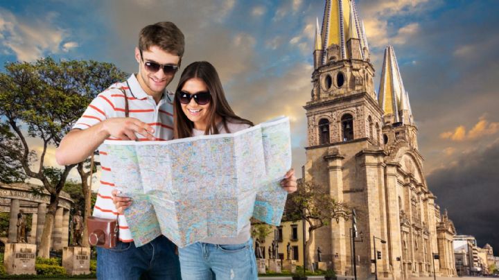 El Pueblo Mágico de Jalisco con calles empedradas, fachadas coloridas y un lago que refleja el cielo